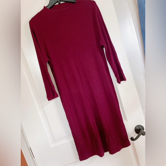 Dress on dark red. - Picture 2 of 3